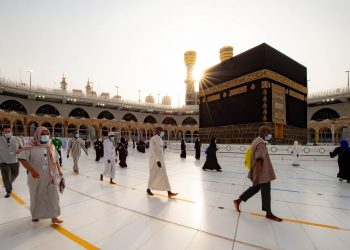 JEMAAH haji melakukan tawaf wada’ dalam penjarakan fizikal. – VPO HAJJMEDIA