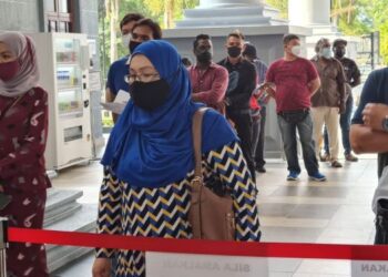 Rosmawati Mohd. Zain (bertudung biru) tiba di Mahkamah Sesyen Kuala Lumpur bagi menghadapi pertuduhan membuat hantaran dalam Facebook yang menghina Yang di-Pertuan Agong - UTUSAN/NORLIZAH ABAS.
