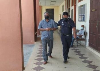 SARAJUN Hoda Abdul Hassan dibawa keluar dari kamar Mahkamah Sesyen Taiping hari ini setelah selesai prosiding pendakwaan membuat hantaran komunikasi jelik di Facebook pada April lalu. - UTUSAN