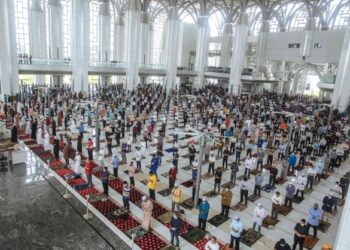 PERANAN imam amat besar dalam memimpin solat fardu secara berjemaah selain dipandang tinggi masyarakat setempat. - GAMBAR HIASAN/FAISOL MUSTAFA