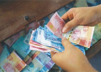 TEKANAN inflasi dan kemerosotan ekonomi GLOBAL yang dijangka melanda, menyebabkan mata wang negara-negara Asia terus jatuh berbanding dolar yang mengukuh didorong dasar Rizab Persekutuan menaikkan kadar faedah. – GAMBAR HIASAN