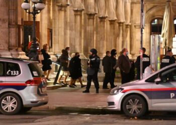 PENGUNJUNG sebuah opera diarahkan meninggalkan premis tersebut selepas insiden tembakan rambang berlaku di tengah bandar Vienna, Austria. - AFP