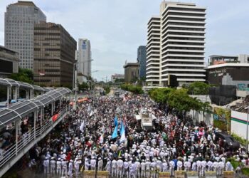Puluhan ribu penduduk mengadakan tunjuk perasaan membantah kenyataan Macron yang memperlekehkan agama Islam di Jakarta, Indonesia. - AFP