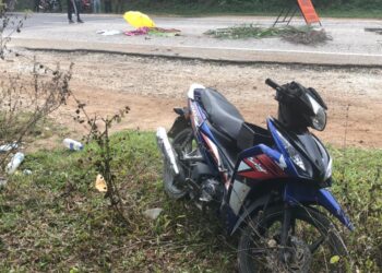 KEADAAN motosikal  dinaiki Muhammad Nur Rifqi Khairilamru bersama sepupu dan neneknya selepas terlibat kemalangan di Kilometer 172, Jalan Jerangau-Jabor berhampiran Felda Neram di Kemaman pada 29 April 2021.