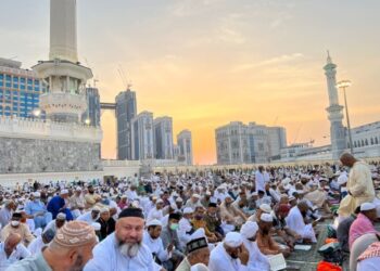 JEMAAH haji memenuhi ruangan tingkat atas Masjidilharam dua jam lebih awal sebelum masuk waktu Maghrib. - IHSAN UMI KALTHUM