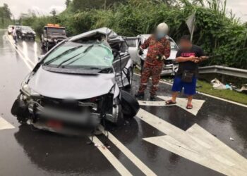 Kenderaan yang terlibat dalam kemalangan maut di Jalan Kimanis-Keningau semalam.-IHSAN Bomba