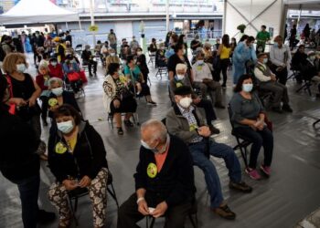 PENDUDUK menunggu giliran untuk mendapatkan suntikan vaksin Covid-19 di sebuah pusat vaksinasi di stadium Bicentenario di Santiago, Chile, baru-baru ini. - AFP 