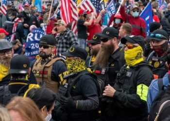 AHLI Proud Boys yang menyertai penyokong bekas Presiden Amerika Syarikat (AS), Donald Trump dalam satu tunjuk perasaan di Washington pada 12 Disember tahun lalu. - AFP 