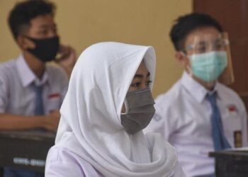 SEKOLAH negeri dan pemerintah daerah dilarang menetapkan peraturan pemakaian uniform sekolah pelajar yang melambangkan agama tertentu. -AGENSI 