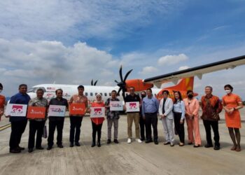 NANCY Shukri (tengah) bersama Philip See (kiri) bergambar bersama tetamu berlatarbelakangkan pesawat Firefly yang ditampal logo Cuti-Cuti Malaysia dan sambutan ulang tahun ke-50 Tourism Malaysia di Sky Park Industrial Park Bukit Jelutong di Shah Alam, Selangor.