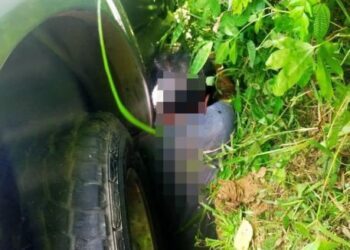 Lelaki yang dihimpit kenderaan sendiri di Jalan Kampung Pulutan, Menggatal di Kota Kinabalu hari ini.-IHSAN Bomba