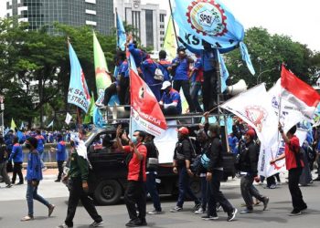 GOLONGAN pekerja merancang melakukan mogok selama tiga hari di seluruh Indonesia bermula 10 November ini. - AFP