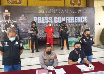 SUSPEK (baju oren) didedahkan kepada umum ketika polis mengadakan sidang akhbar di Klaten, Jawa Tengah. - AGENSI