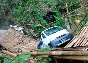 KEADAAN trak pikap yang terjunam ke dalam sungai selepas melalui jambatan buluh di Doko, Blitar, Jawa Timur. - AGENSI