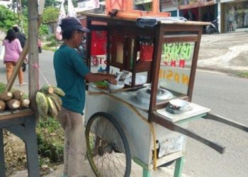 PAK NASIB terpaksa menukar lokasi jualannya kerana trauma dengan kejadian ditendang pelanggan. -TRIBUN NEWS