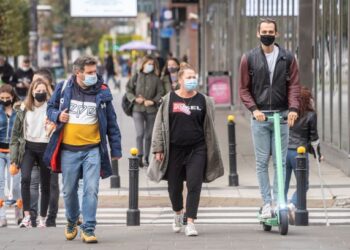 ORANG ramai diwajibkan memakai pelitup muka di tempat awam selepas kerajaan Poland memperketatkan sekatan dalam usaha memerangi wabak Covid-19. - AFP