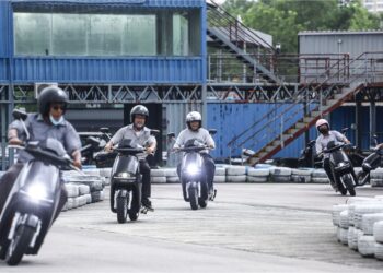 Sebahagian wakil media dan jemputan yang berpeluang menunggang uji skuter elektrik Blueshark R1, baru-baru ini.