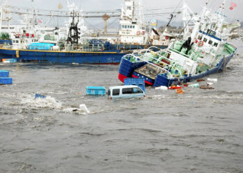 BOT nelayan dan kenderaan dihanyutkan ombak tsunami yang berlaku akibat gempa bumi kuat di bandar Iwaki, wilayah Fukushima, Jepun pada 11 Mac 2011. - AFP