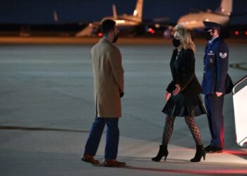 JILL BIDEN tiba di Pangkalan Tentera Udara Andrew di Maryland pada 1 April lalu. - AFP  