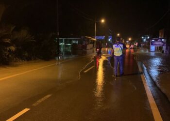 ANGGOTA polis sedang melakukan pemantauan di Kampung Kepala Jalan, Kota Kuala Muda, Sungai Petani yang terjejas berikutan fenomena air laut pasang besar pada awal pagi hari ini.