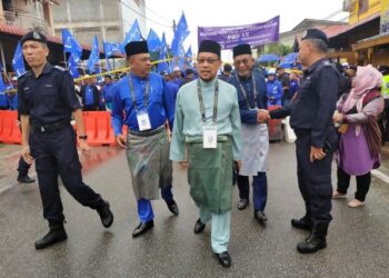 CHE Abdullah Mat Nawi (tengah) bersama wakil BN tiba untuk proses penamaan calon bagi Pilihan Raya Umum Ke-15 (PRU-15) Pejabat Tanah dan Jajahan (PTJ), Tumpat, Kelantan hari ini.UTUSAN/YATIMIN ABDULLAH