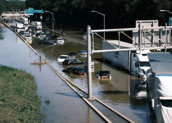 SEJUMLAH kenderaan yang ditinggalkan di lebuh raya selepas banjir melanda New York, Amerika Syarikat. - AFP