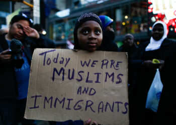 ORANG ramai mengambil bahagian dalam demonstrasi bagi menzahirkan solidariti bersama penduduk Islam di Amerika di Times Square, New York, 2017. -AFP