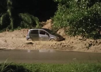 KENDERAAN jenis Perodua Viva yang terkandas dalam kejadian tanah runtuh di Jalan Kluang - Kota Tinggi berhampiran Taman Seri Impian, Kluang, Johor.