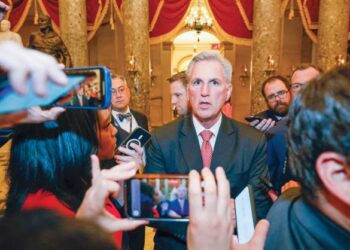 KEVIN McCarthy bercakap kepada pemberita pada hari keempat pengundian calon Speaker Dewan Perwakilan Amerika Syarikat dan akhirnya terpilih menjadi Speaker Dewan Perwakilan AS, semalam. -AFP