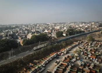 KERETA API melintasi kejiranan tanah ceroboh Banbhulpura di Haldwani, India. -Al Jazeera