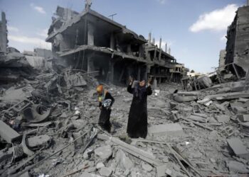 PENDUDUK Palestin menangis melihat rumah yang musnah ketika pertempuran di Beit Hanun di Semenanjung Gaza. - AFP  