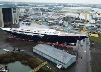 KAPAL layar Y721 sepanjang 197 meter giat dibina di limbungan kapal Oceano di Alblasserdam di barat Belanda. - DUTCH YACHTING