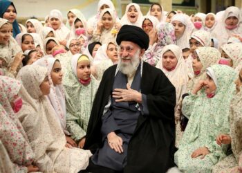 GAMBAR menunjukkan Ayatollah Ali Khamenei berbual dengan kanak-kanak perempuan Iran sebelum solat dalam upacara yang dipanggil 'Sambutan Malaikat' di Tehran, pada 3 Februari lalu. -AFP