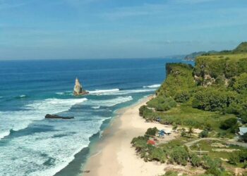 TSUNAMI setinggi 26 hingga 29 meter boleh melanda kawasan pesisir pantai di Trenggalek, Jawa Timur, Indonesia. - AGENSI