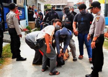 PASUKAN khas polis Indonesia menahan seorang suspek militan di sebuah rumah di Bekasi, Jawa Barat pada Oktober tahun lalu. - AFP