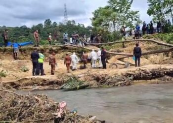 Mayat pemandu Myvi yang ditemukan di sungai Kampung Dambai, Inanam di Kota Kinabalu hari ini.