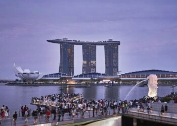 SINGAPURA berusaha menarik bakat global untuk menetap dan melabur di negara itu dengan menawarkan pelbagai insentif menarik. - GAMBAR HIASAN