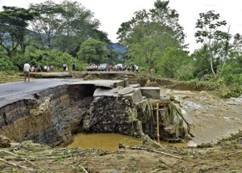 SEBATANG jalan mengalami kerosakan teruk akibat Taufan Eta di El Progreso, Honduras. - AFP