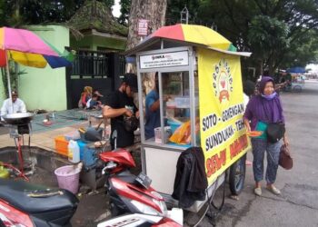 DUA beradik dari Madiun, Jawa Tengah, Indonesia mengusahakan gerai bakso yang dijual 1,000 rupiah semangkuk. - AGENSI