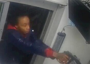 GAMBAR rakaman kamera litar tertutup (CCTV) menunjukkan wanita itu cuba menembak pekerja di sebuah pandu lalu restoran Burger King di Tennessee. - JABATAN POLIS MEMPHIS