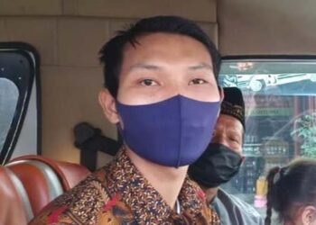 AGUS dan keluarganya terpaksa berpatah balik dalam sekatan jalan raya di Mantingan. - AGENSI