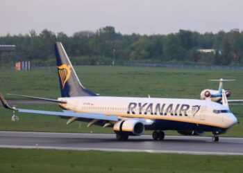 RYANAIR didakwa melakukan diskriminasi selepas mewajibkan penumpang warga Afrika Selatan menduduki ujian dalam bahasa Afrikaans. - AFP  