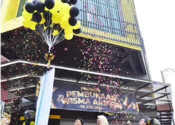 RANI ISMAIL (depan) memotong belon ketika merasmikan pembukaan Wisma Ariffin di Kuantan, Pahang. – UTUSAN/SHAIKH AHMAD RAZIF