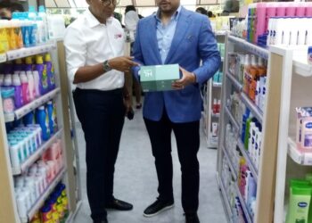 NOOR Hisham Mohd. Ghouth (kiri) mendengar penjelasan diberikan oleh Jovian Mandagie semasa perasmian cawangan Jovian Selcare Pharmacy dekat Kompleks PKNS di Shah Alam, Selangor. - UTUSAN / MOHAMAD NAUFAL MOHAMAD IDRIS