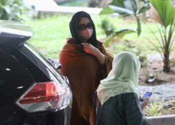 SAMIRAH Muzaffar ketika hadir di Mahkamah Tingi Shah Alam - UTUSAN / ZULFADHLI ZAKI