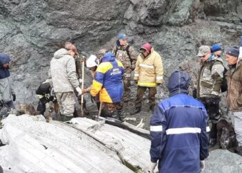 GAMBAR yang dikeluarkan oleh Kementerian Situasi Kecemasan Rusia menunjukkan anggota penyelamat di lokasi penemuan serpihan pesawat Antonov An-26 di pekan Palana, Wilayah Timur Jauh, Rusia. – AFP