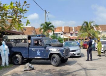 MAYAT Badariah dihantar ke Hospital Rembau oleh polis bagi ujian calitan Covid-19 dan bedah siasat.-UTUSAN/NOR AINNA HAMZAH