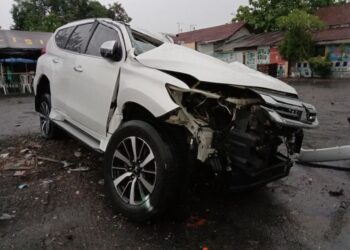 KEADAAN kenderaan yang dinaiki Vanessa dan keluarganya selepas kemalangan jalan raya. - AGENSI