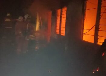 Pasukan bomba memadam kebakaran yang berlaku di Kg Melugus Papar awal pagi tadi.-IHSAN Bomba