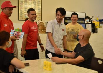 ADAM ADLI Abd. Halim menyantuni para pengundi Parlimen Hang Tuah Jaya di Bukit Piatu, Melaka semalam. – UTUSAN/MUHAMMAD SHAHIZAM TAZALI